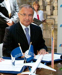 POTPIS U DUBROVNIKU Code share ugovor potpisali su Michael Whitaker i pomoćnik direktora Croatia Airlinesa Srećko Šimunović