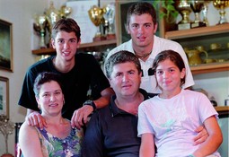 MARIO ANČIĆ s ocem Stipom i majkom Nildom, te starijim
bratom Ivicom i mlađom sestrom Sanjom, koji su oboje
nadareni tenisači