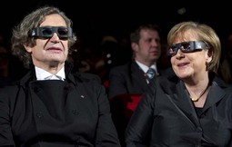 Režiser i
kancelarka
Wim Wenders i Angela
Merkel film 'Pina' tijekom
Berlinskog filmskog
festivala gledali su kroz
3D naočale 