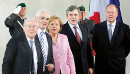 FINANCIJSKA ELITA
Guverner engleske
središnje banke Mervyn King,
britanski ministar financija
Alistair Darling, njemačka
kancelarka Angela Merkel,
britanski premijer Gordon
Brown i njemački ministar
financija Peer Steinbrück