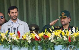 IRANSKA VOJSKA na čelu s predsjednikom Ahmadinedžadom i zapovjednikom iranske revolucionarne garde Mohamadom Ali Džafarijem na raspolaganju ima i novi tip zrakoplova Saegheh