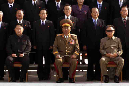 Kim Jong-il (desno) pozira sa sinom i vjerojatnim nasljednikom Kim Jong-Unom(lijevo); foto: Reuters 