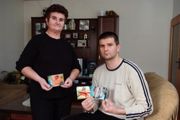 Božica i Luka Antunović pokazuju fotografije na kojima se vide modrice na tijelu 87-godišnje Božice Antunović