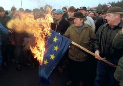 Poljski seljaci pale zastavu EU tijekom blokada u sjevernoj Poljskoj, u siječnju 1999.