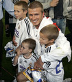 David Beckham sa sinovima Brooklynom, Romeom i Cruzom nakon utakmice