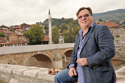 U SRCU ČARŠIJE
Bosansko-hercegovački
pjevač narodne glazbe
pozirao je Nacionalovim
reporterima u srcu Sarajeva, pokraj rijeke Miljacke i s fildžanom prave turske kave