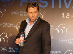 Russell Crowe kao novi Robin Hood ležerno je ispijao vodu čekajući  novinare