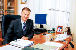 KOVAČEV je na položaju šefa HBOR-a 14 godina, unatoč činjenici da je član HDZ-a; radni stol krasi mu fotografija Franje Tuđmana