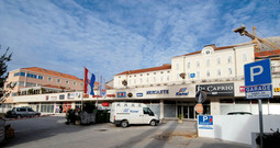 PRVI SUSJEDI Konelov shopping centar Mercante u Dubrovniku; iznad centra nalzi se zgrada Ureda državne uprave, u kojoj je radio Ivo Žeravica