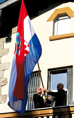 TONČI STANIČIĆ (lijevo), hrvatski veleposlanik u Beogradu, ističe novu zastavu nakon što je stara uništena u divljanju demonstranata