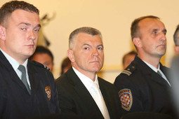 HRVOJE PETRAČ iz novina je doznao da je njegov
odvjetnik Rajko Mlinarić počeo zastupati Slobodana Đurovića