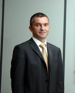 Direktor novootvorene podružnice Raiffeisenbank Austria d.d. (RBA) u Velikoj Gorici je Vjekoslav Marčinko, rođen 1970. u Zagrebu.