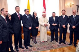 VELIKA ŠESTORKA
Papin posjet bio je jedinstvena prilika za
efikasno predstavljanje stranačkih dužnosnika u koje Jadranka Kosor ima najviše povjerenja