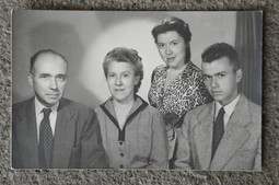 S RODITELJIMA, ocem
Mladenom i majkom Ivankom, te sestrom Vlastom 1955