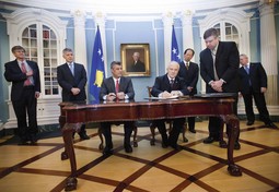 KOSOVSKI državni vrh potpisuje aranžman sa
Svjetskom bankom