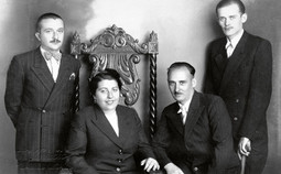 KOLEKCIONAR DOBROMIR VAJDA ST. (u sredini), s drugom suprugom Maricom te braćom Brankom i Maksimilijanom