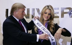 MILIJARDER Donald Trump vlasnik je licence za organiziranje natjecanja za Miss SAD-a; on je javno branio izjave Carrie Prejean te
pokušao ublažiti kontroverze zbog pojave njenih golišavih fotografija