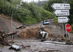 Šteta od odrona i poplava se još procjenjuje (Reuters)