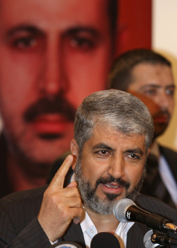 Vođa Hamasa Khaled Meshaal ispred slike ubijenog Mahmouda al-Mabhouha (Reuters)
