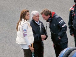 UTJECAJNA OSOBA
Formule 1 Bernie
Ecclestone obišao je prije
starta vozače, a pratila ga
je nova djevojka