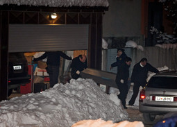 GARAŽA, PSI I VIBRATOR Policija iznosi kovčeg s
Baričevičevim tijelom 2.
veljače; pronađen je gol u svojoj garaži, a kraj njega se nalazio umjetni penis