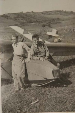 DJETINJSTVO I RANA MLADOST Šesnaestogodišnji Mladen Paver s prijateljem Gabrijelom Ožboltom u Jedriličarskoj školi Sv.
Nedelja 1942. godine