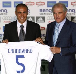 RAMÓN CALDERÓN s novom zvijezdom Mahamadouom Diarrom iz Malija; glavni sponzor Real Madrida, kompanija Benq Siemens, čiji se logo nalazi na dresovima igrača, godišnje klubu daje 25 milijuna eura