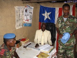 Istočna Liberija:
seoski sudac s vojnicima
etiopskog bataljuna
UN-ovih mirovnih snaga