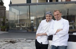 PIONIRI INOVATIVNE KUHINJE Deniz Zembo (na slici desno, s kuharom Eziom Coglievinom), vlasnik i kuhar 'Le Mandraća' u
Voloskom, unatoč visokoeksperimentalnom pristupu hrani magnet je za goste iz susjednih zemalja