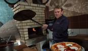 Pokraj krušne peći u svojoj pizzeriji Prosikito u zagrebačkom kvartu Svetice Prosinečki je pokazao reporterima
Nacionala da zna pripremiti i ispeću dobru pizzu