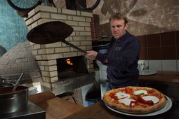 Pokraj krušne peći u svojoj pizzeriji Prosikito u zagrebačkom kvartu Svetice Prosinečki je pokazao reporterima
Nacionala da zna pripremiti i ispeću dobru pizzu