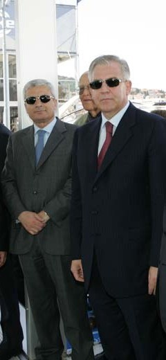 Mladen Barišić s
Ivom Sanaderom;
nakon što je premijer
4. travnja 2007. u
Banskim dvorima
održao tajni sastanak
s čelnicima javnih
poduzeća, sljedećeg
dana većina njih došla
je na 'konzultacije'
u ured šefa Carine
Mladena Barišića, gdje
su upoznali Nevenku
Jurak s kojom su
započeli izdašnu
suradnju