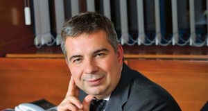 ZOLTÁN ÁLDOTT, MOL-ov izvršni
potpredsjednik za istraživanje i
proizvodnju, jedan od najsposobnijih
menadžera te
mađarske kompanije,
od travnja ove godine
na čelu je uprave Ine