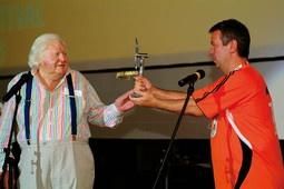 IGOR MIRKOVIĆ, direktor Motovun Film Festivala, uručio je Russellu nagradu 'The Motovun Maverick'