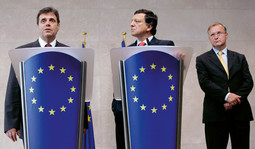 POPUŠTANJE ZBOG INTERESA - EU je spremna na ustupke Srbiji zbog Kosova i pariranja Rusiji, ali srbijanski premijer Vojislav Koštunica ne popušta u tvrdom stavu; na slici sa šefom Europske komisije Joséom Manuelom Barrosom i povjerenikom