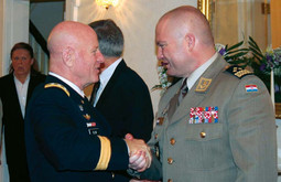 GENERAL Mladen Kruljac s američkim general
pukovnikom H. Stevenom Blumom, zapovjednikom
Nacionalne garde SAD-a