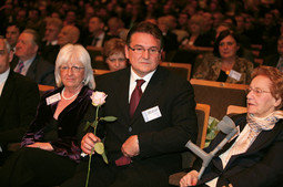 KADA JE IZABRAN za čelnika HNS-a, Čačić je od Savke Dabčević-Kučar, počasne predsjednice stranke, dobio ružu
