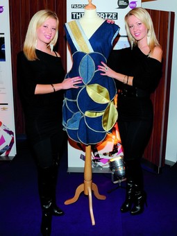 HRVATSKE dizajnerice, sestre blizanke Petra i Maja Špoljar, u Berlinu su osvojile treće mjesto u kreiranju
odjeće za hostese koje će prezentirati Chevrolet Spark na svjetskim sajmovima