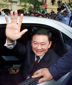 SPAS U ENGLESKOJ - U rujnu 2006., dok je bio na zasjedanju Generalne skupštine UN-a, premijer Shinawatra je smijenjen vojnim pučem i zabranjem mu je povratak na Tajland