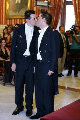 VJENČANJE DVOJICE VOJNIKA Prvi bračni poljubac španjolskih vojnika Alberta Sancheza i Alberta Linera koji su se vjenčali u Sevilli 15. rujna 2006. i postali prvi španjolski vojni bračni gay par