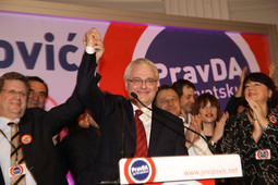Tijekom predsjedničke kampanje, Ivo
Josipović distancirao se od šefa SDP-a Zorana Milanovića
jer je odbio usluge PR agencije Ivana Račana 