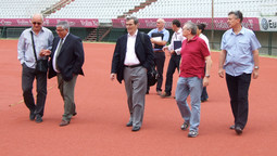 Četveročlana delegacija Međunarodne atletske federacije predvođena Jeanom Pozcobutom u šetnji Poljudom (Foto: split2010cc.com)