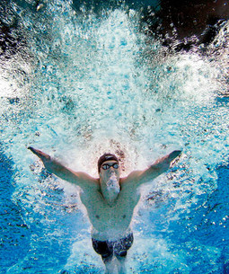 Michael Phelps- Na 200 metara leptirovim stilom pobijedio je 2007. na SP-u u Melbourneu Wua Penga, naboljeg Kineza u toj disciplini, bio je brži čak 7 sekundi