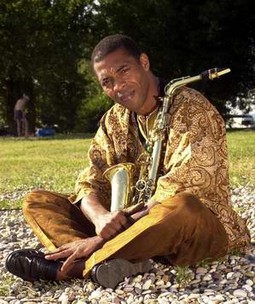   Najstariji sin legende afro-beata, Fele Anikulapa Kutija, Femi, rođen je 16. lipnja 1962. u Londonu. Već sa 16 godina prekinuo je školovanje i počeo glazbenu karijeru svirajući u očevoj grupi alt-saksofon. Djetinjstvo je proveo u glavnom gradu Ni