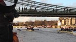 Video: Utrku Oxforda i Cambridgea prekinuo plivač u Temzi