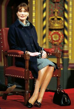 U BRITANSKOM parlamentu imala je odjevenu sivu haljinu od džerseja, kaput mornarsko plave boje, Diorove cipele i nosila je Diorovu novu torbu Babe