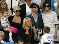Victoria Beckham sa sinovima, Davidovom sestrom Sandrom i bračnim parom Cruise na utakmici Real Madrida i Mallorce