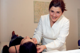 ZRINKA BULJAN završila je Medicinski fakultet u Zagrebu a akupunkturu je dodatno izučavala u Kini, Americi i Austriji