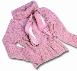 Ružičasta je ove zime u modi tako da nećete pogriješiti odaberete li za doček Nove godine ružičasti Kriss džemper ili cipele.