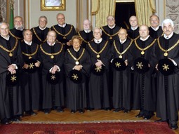 USTAVNI SUD ITALIJE Berlusconi tvrdi da suci rade protiv njega jer su od petnaest članova suda njih jedanaestero imenovali predsjednici Ciampi, Scalfaro i Napolitano, bliski lijevoj koaliciji